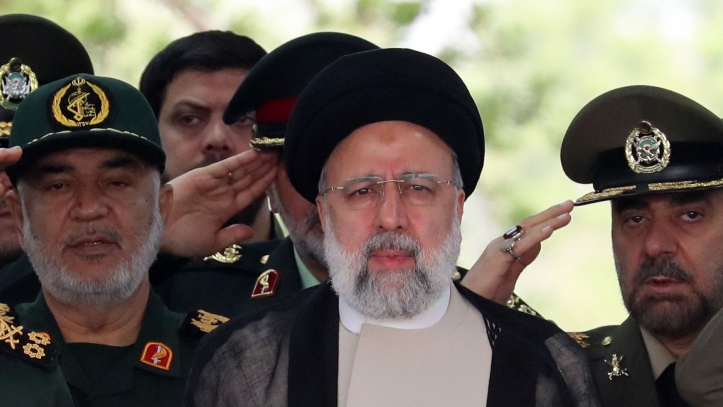 El presidente iraní Ebrahim Raisi, flanqueado por los generales de la armada del país (EFE/EPA/Abedin  Taherkenareh)