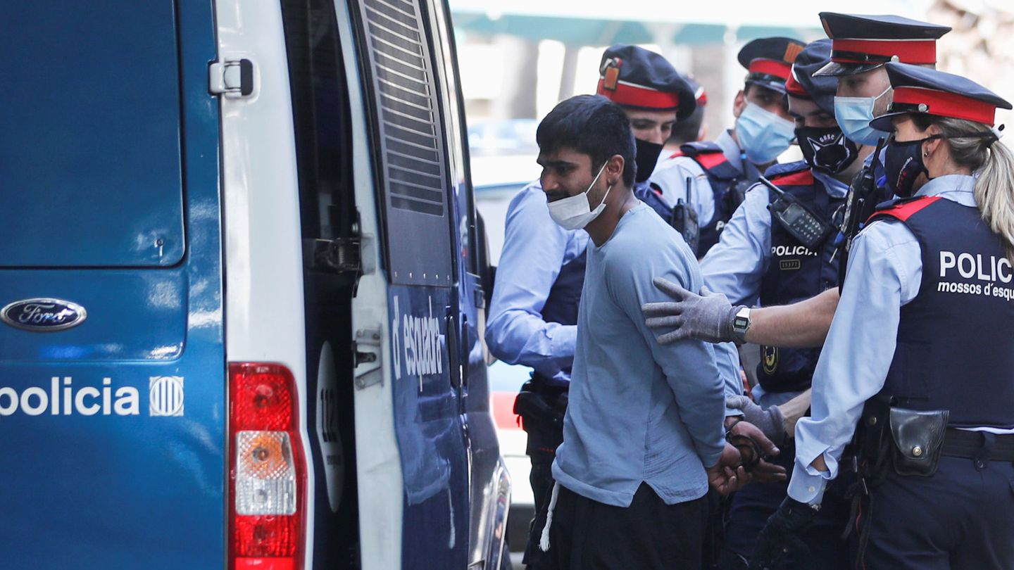 Uno de los detenidos en la operación de esta mañana en el Raval de Barcelona. (Reuters)