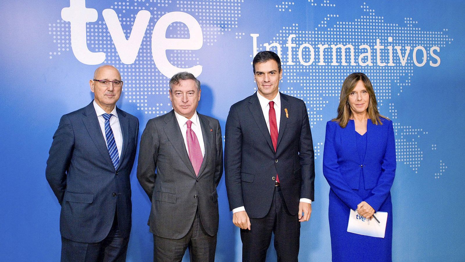 Foto: El presidente de RTVE, José Antonio Sánchez (segundo por la izqda.), junto al secretario general del PSOE, Pedro Sánchez (segundo por la derecha). (EFE)