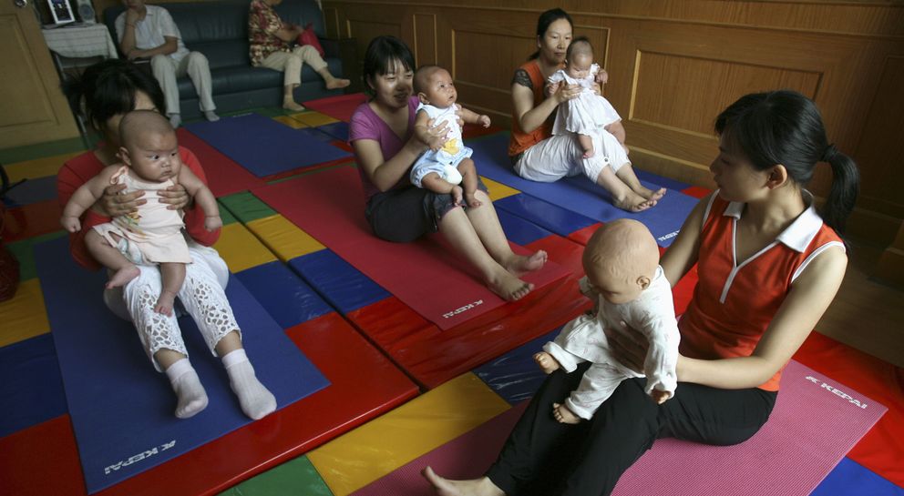 Una profesora enseña yoga a madres y sus bebés en Nanjing, China (Reuters).