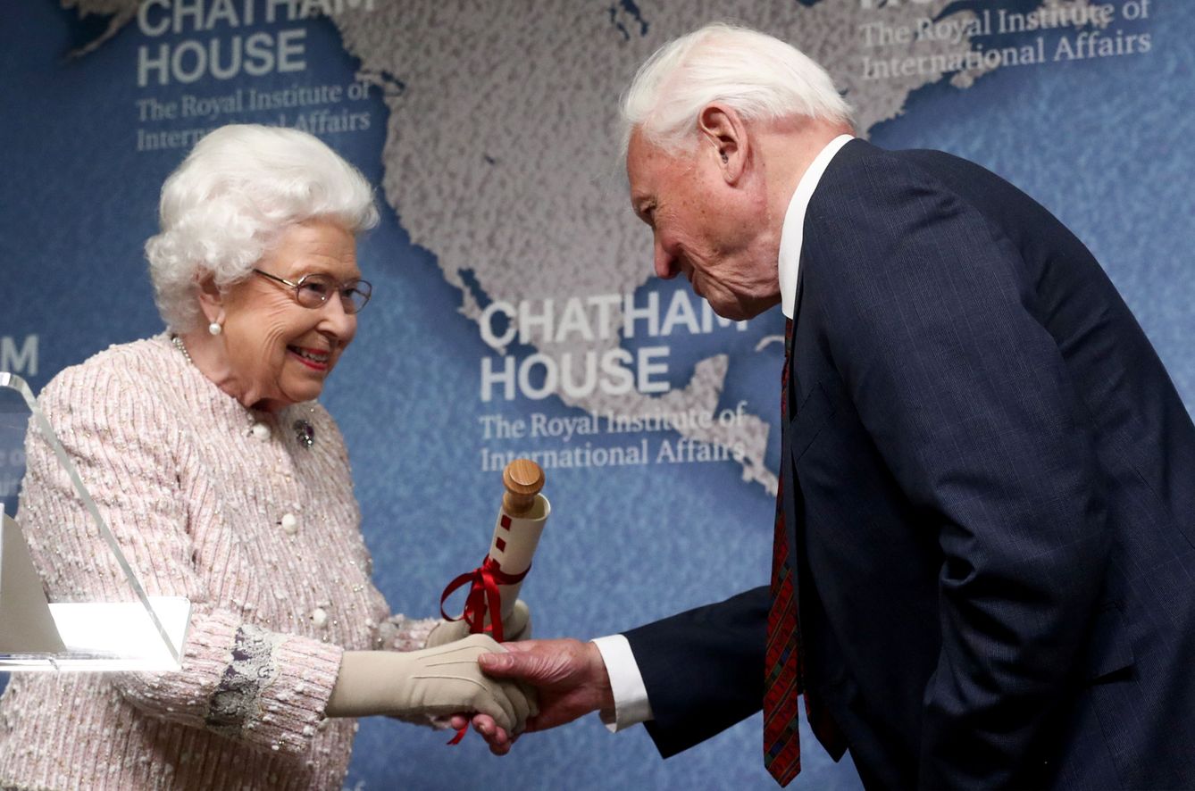 La Reina Isabel atendiendo un evento del Chatham House. (Reuters)
