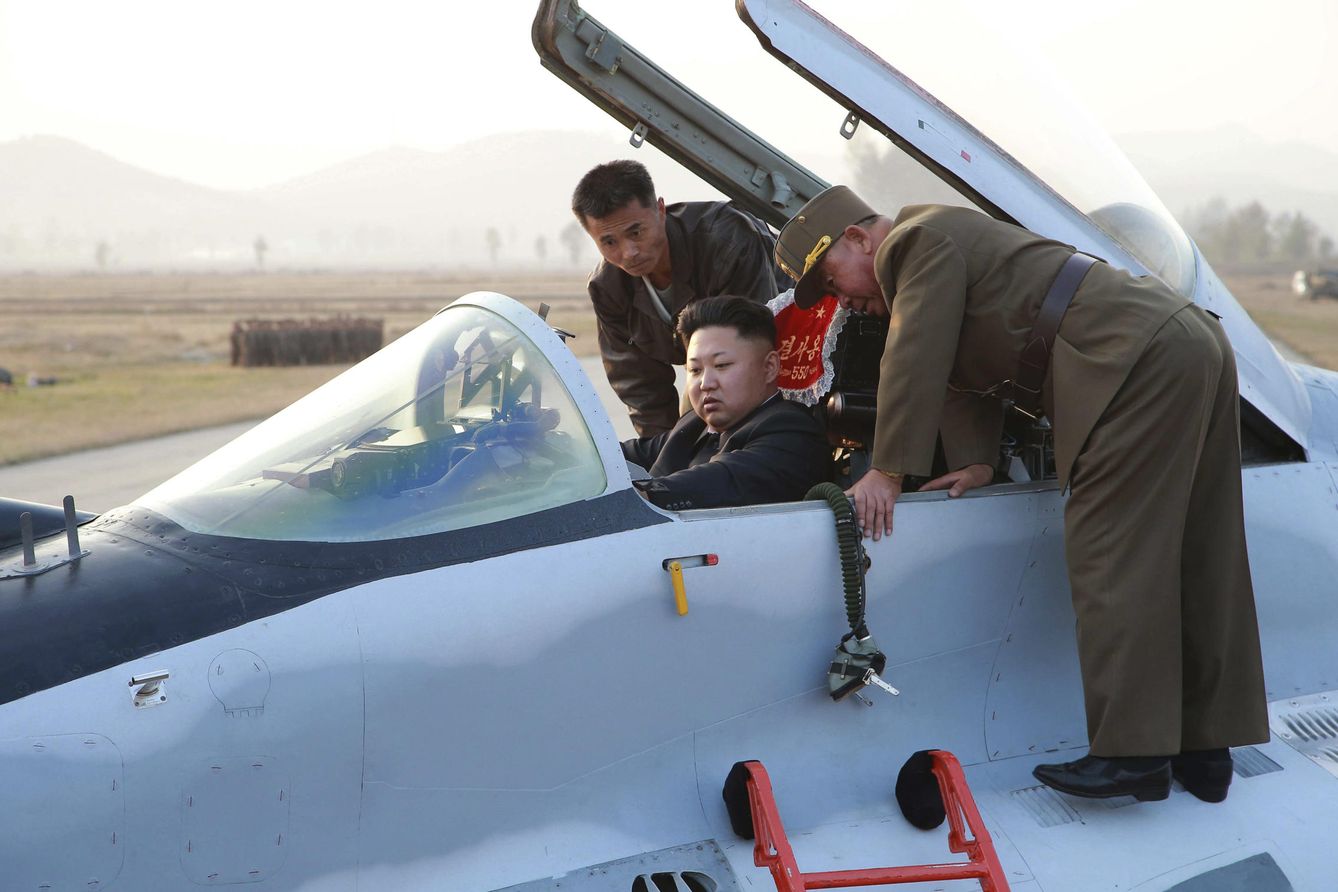 Kim Jong Un inspecciona uno de los (escasos) cazas con los que cuenta el ejército norcoreano. (Reuters)