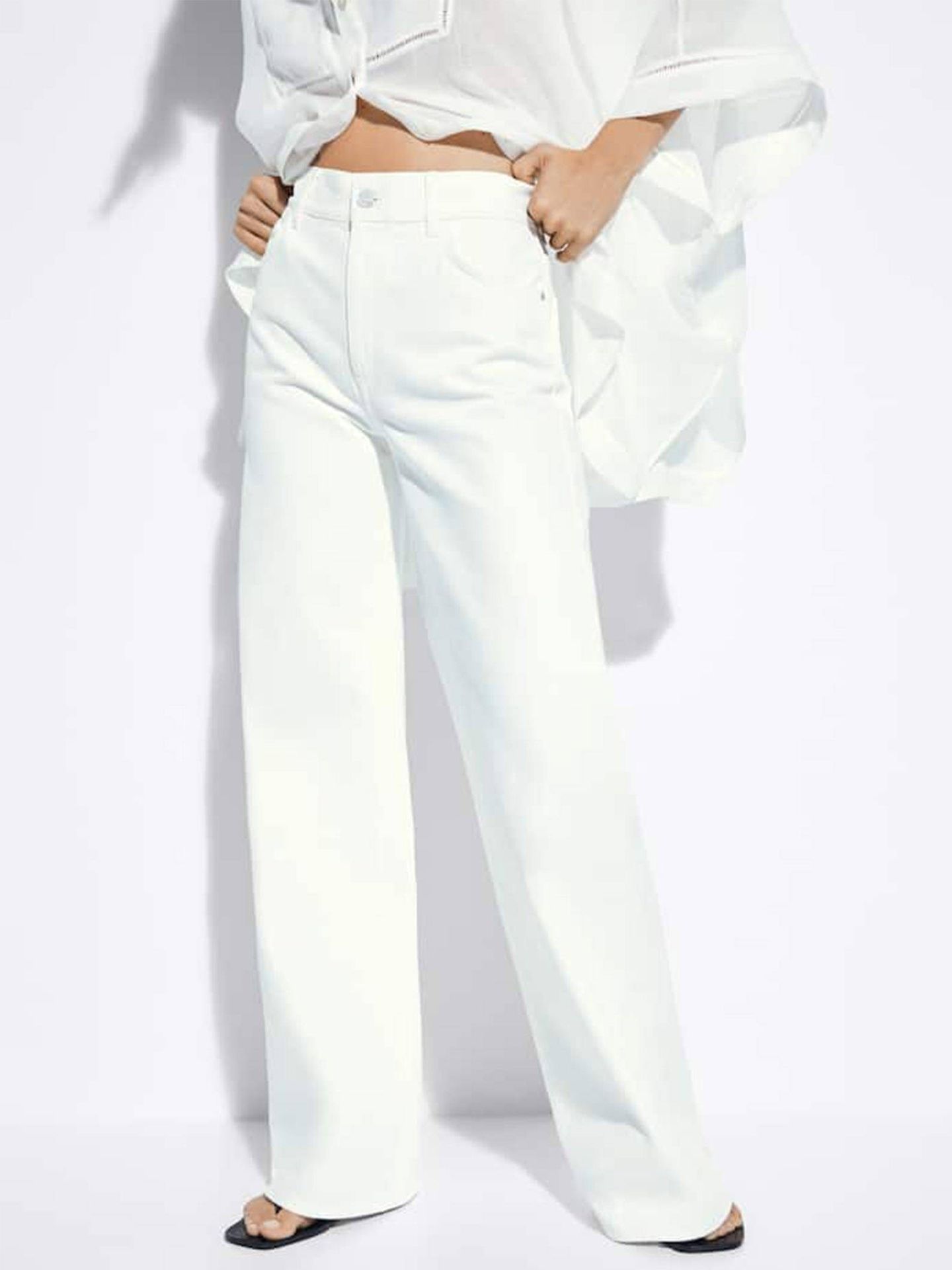 Pantalón blanco de Massimo Dutti. (Cortesía)