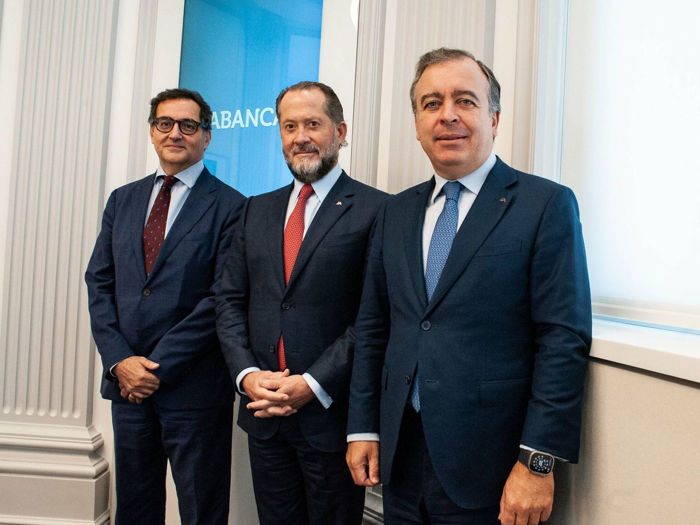 El representante de Crédit Mutuel, Alexandre Saada (i), el presidente de Abanca, Juan Carlos Escotet (c), y el CEO de Abanca, Francisco Botas (d), en la firma del acuerdo. (Abanca)