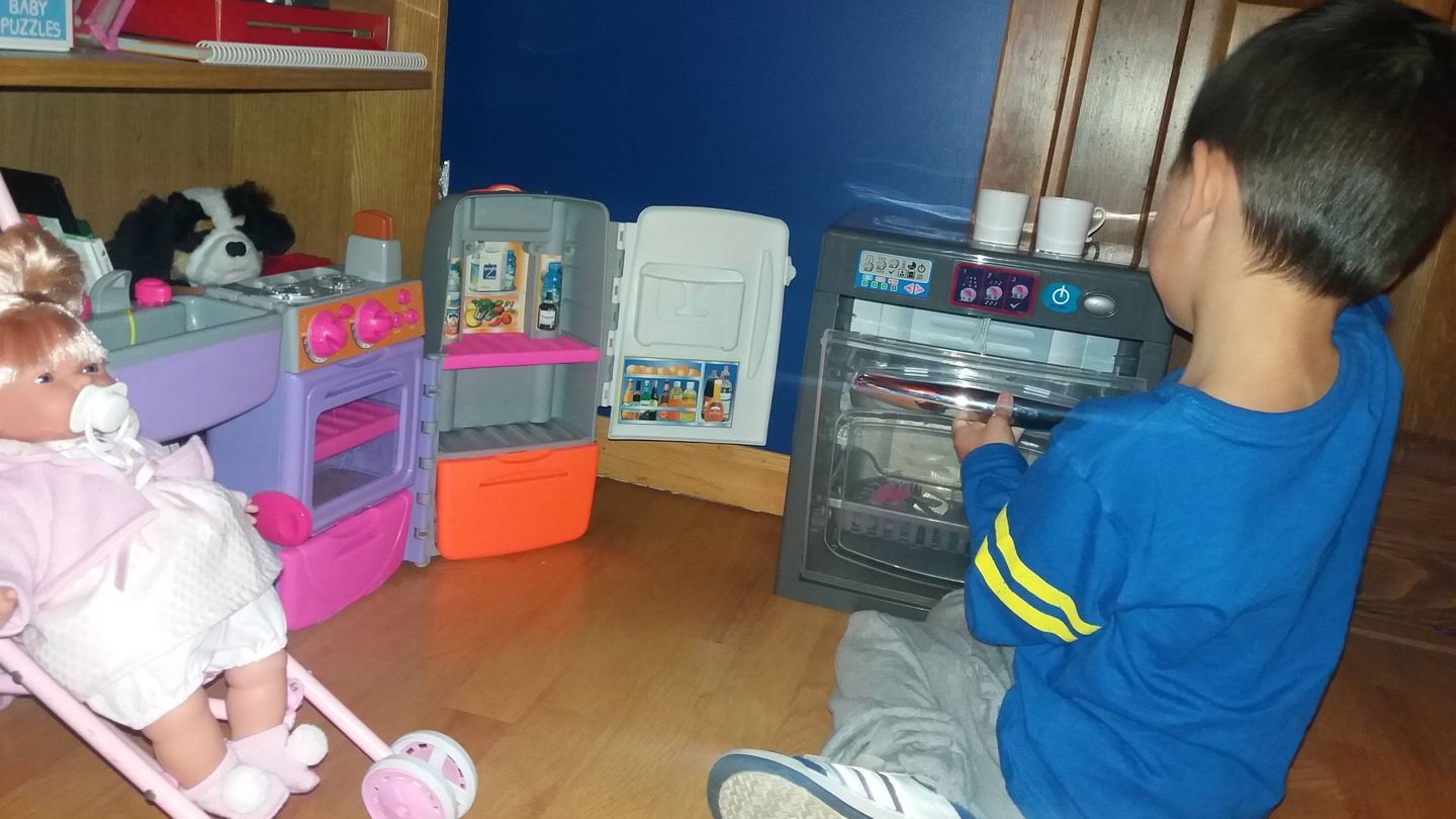 El hijo de Mónica juega con sus cocinas en la habitación. (M. A.)