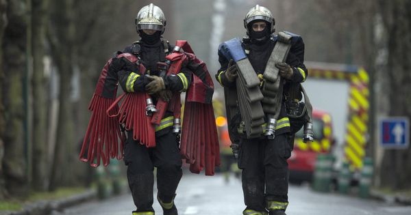 Foto: Agentes del cuerpo de bomberos de París. (Efe)