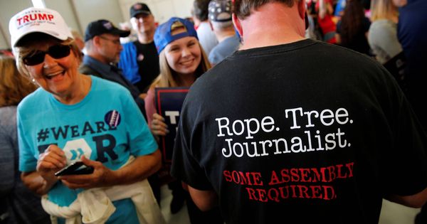 Foto: Un hombre muestra una camiseta con la leyenda: "Cuerda. Árbol. Periodista" en un mitin de Trump en Minneapolis. (Reuters)