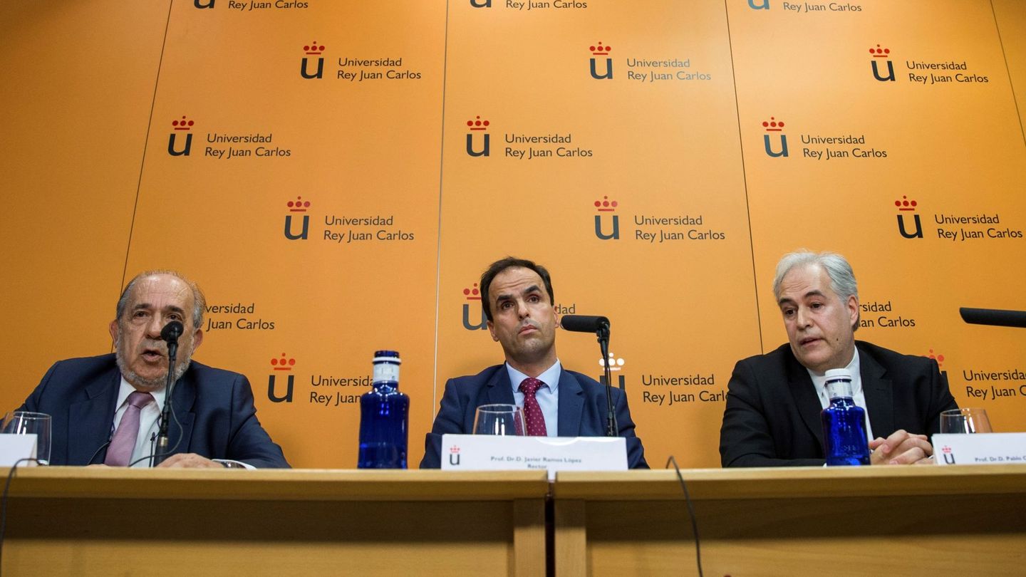 El rector del Universidad Rey Juan Carlos (URJC), Javier Ramos, acompañado por Pablo Chico de la Cámara, profesor de una de las asignaturas, y el director del máster, Enrique Álvarez. (EFE)
