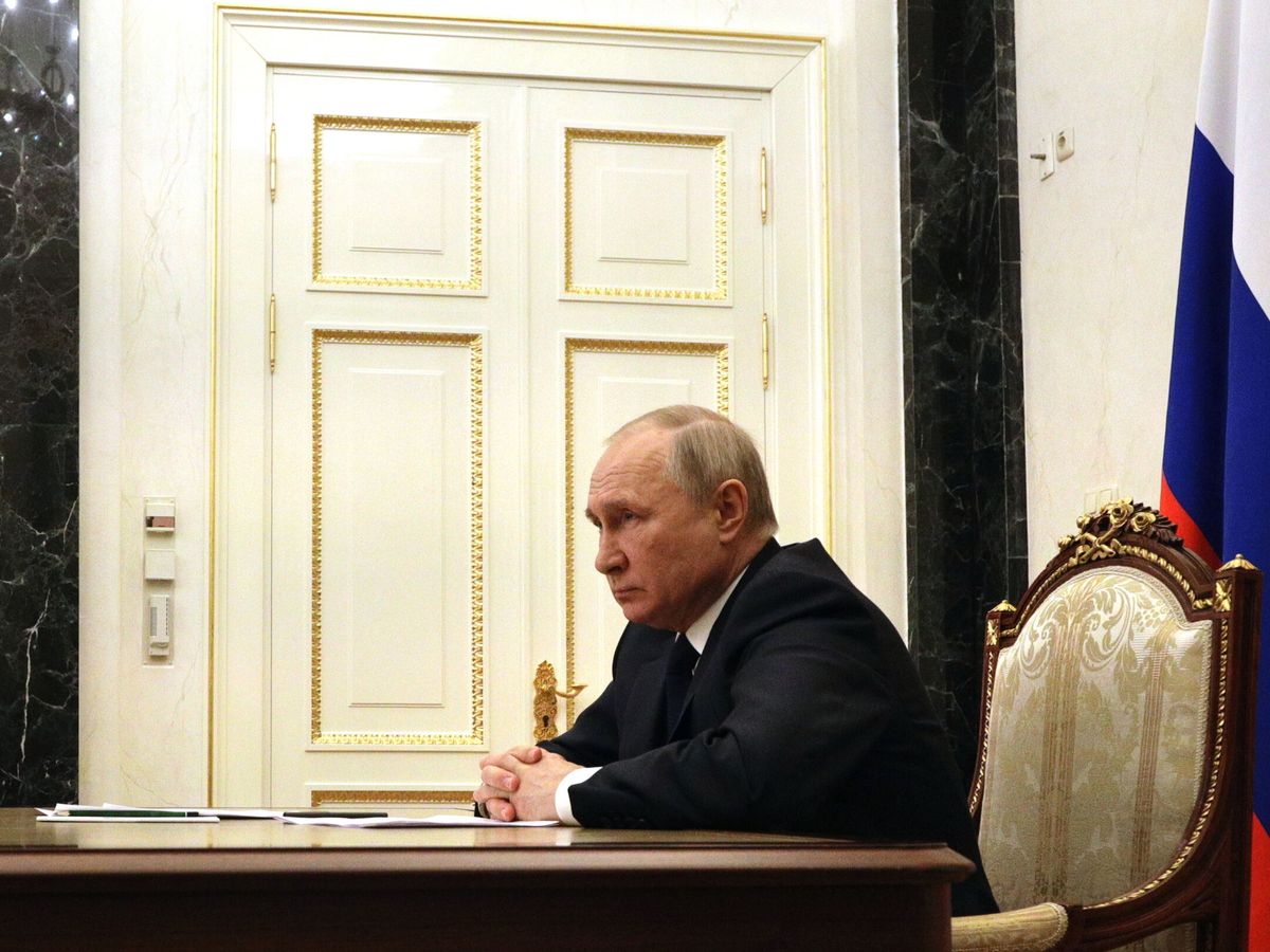 Foto: Vladímir Putin durante una reunión con sus ministros. (EFE/Mikhail Klimentyev)