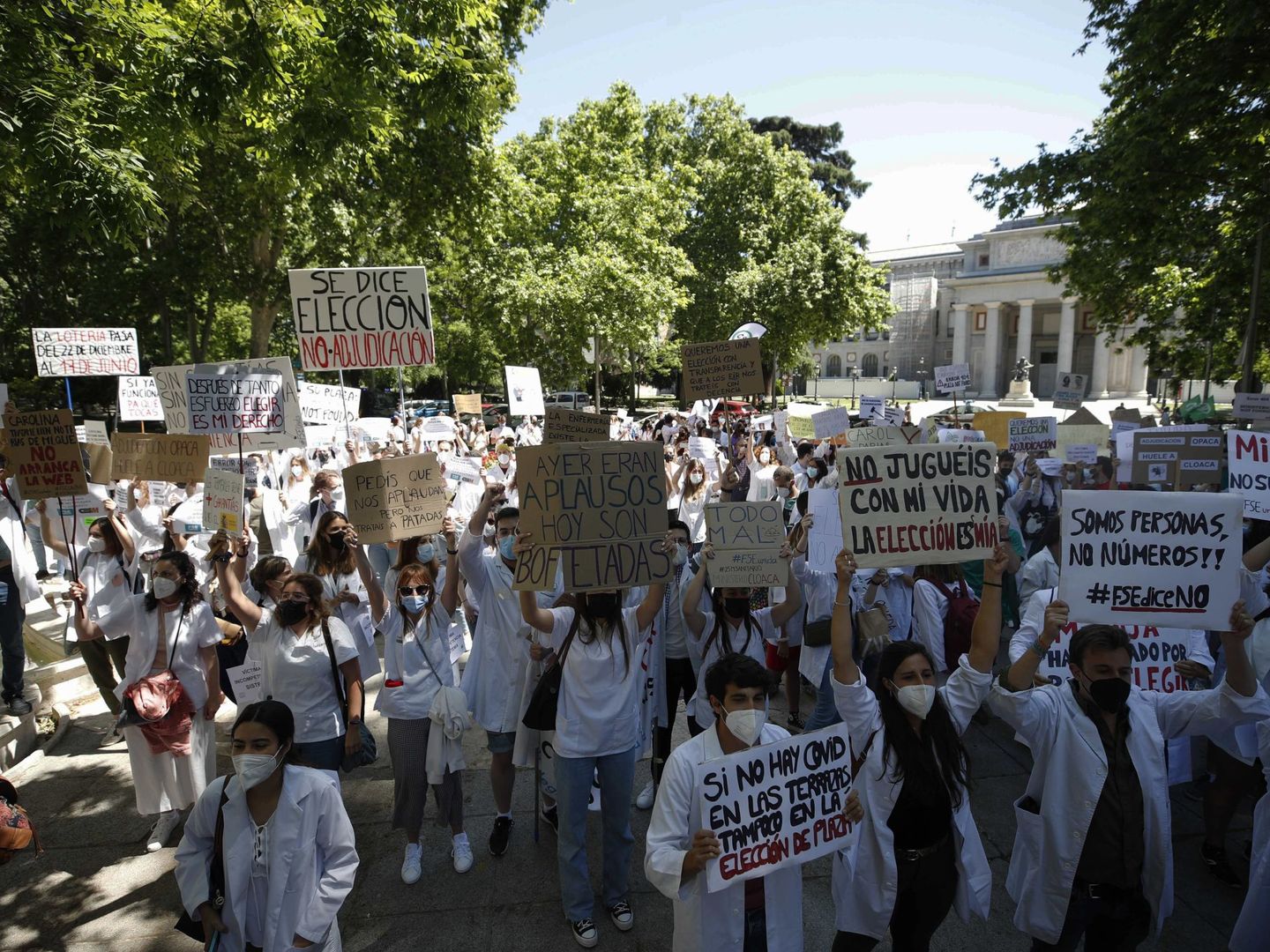 Médicos Internos Residentes (MIR) protestan a las puertas del Ministerio de Sanidad en Madrid, este martes. (EFE)