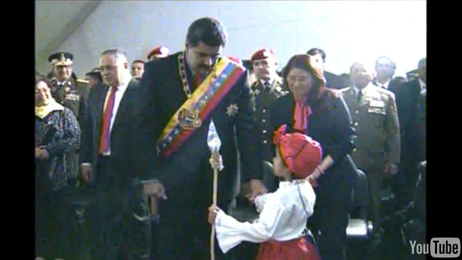 Foto: Maduro escucha las palabras de la niña (captura de YouTube)