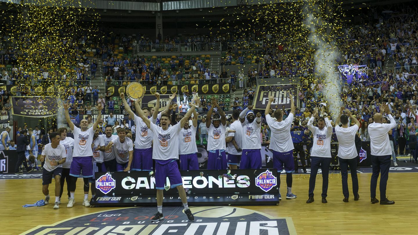 Los jugadores del Zunder Palencia celebran la victoria ante el Hereda San Pablo que les da la posibilidad de subir a ACB. (EFE)