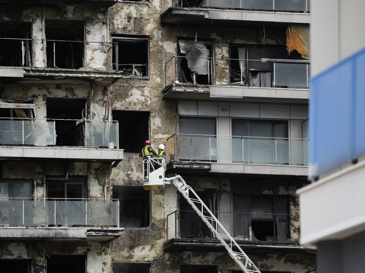Foto: Bomberos trabajan en la limpieza del edificio incendiado en el barrio de Campanar. (Europa Press/Jorge Gil)