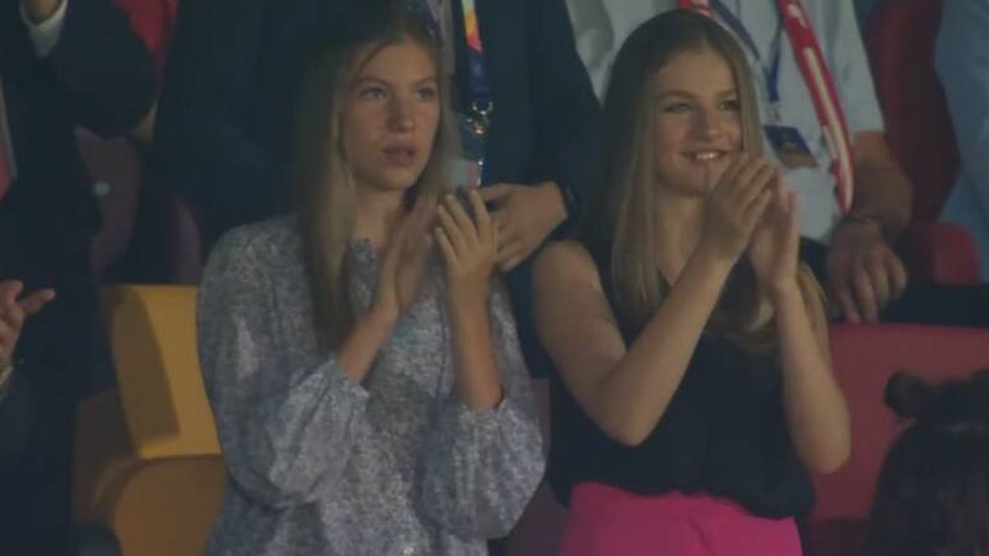 Leonor y Sofía aplaudiendo el gol de España. (TVE)