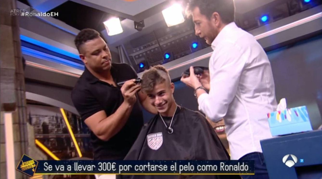 Adrián se somete a una réplica del famoso peinado de Ronaldo en 'El hormiguero'. (Atresmedia TV)
