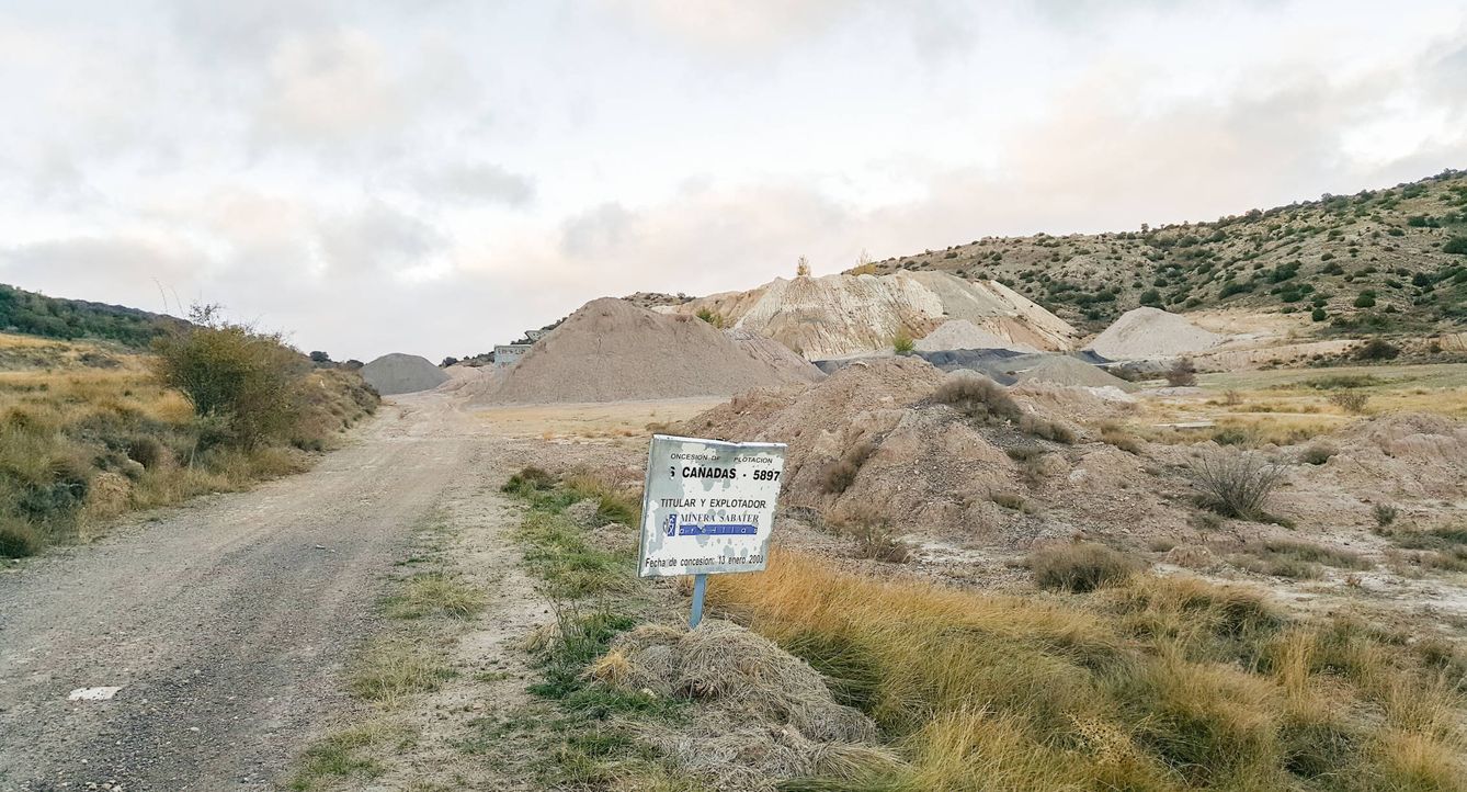 Acceso a la mina Las Cañadas, explotada por Minera Sabater.