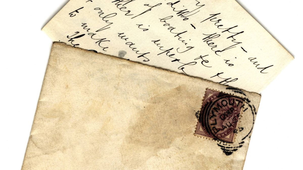 Una carta llega al buzón 100 años después de su envío
