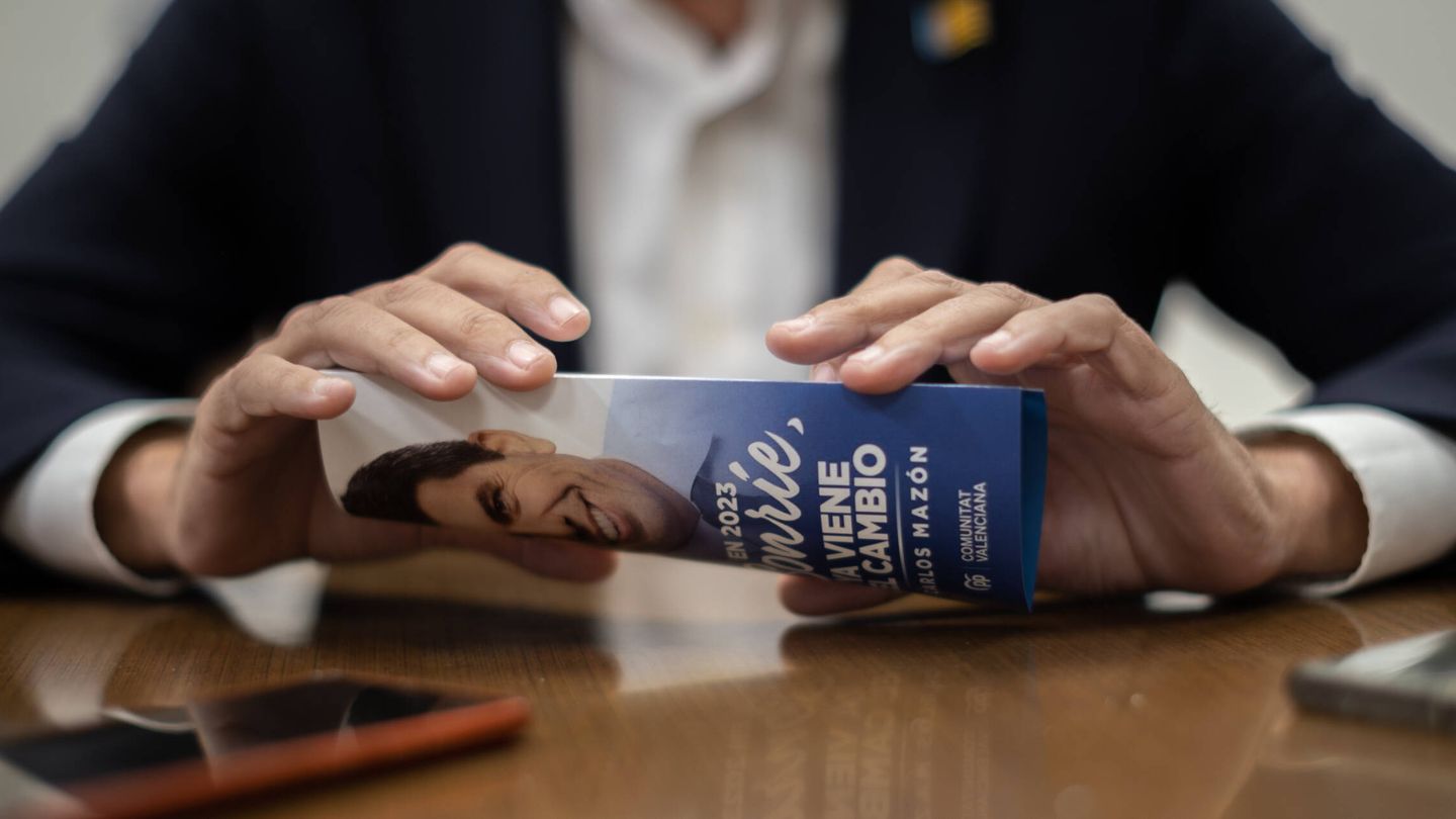 Carlos Mazón sostiene un folleto de propaganda electoral durante su entrevista con EC. (B. A.)