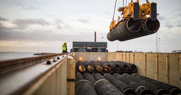 Foto: Tuberías destinadas al gasoducto Nord Stream 2 son cargadas en un barco en el puerto de Mukran, en la isla alemana de Ruegen, en febrero de 2018. (Reuters)