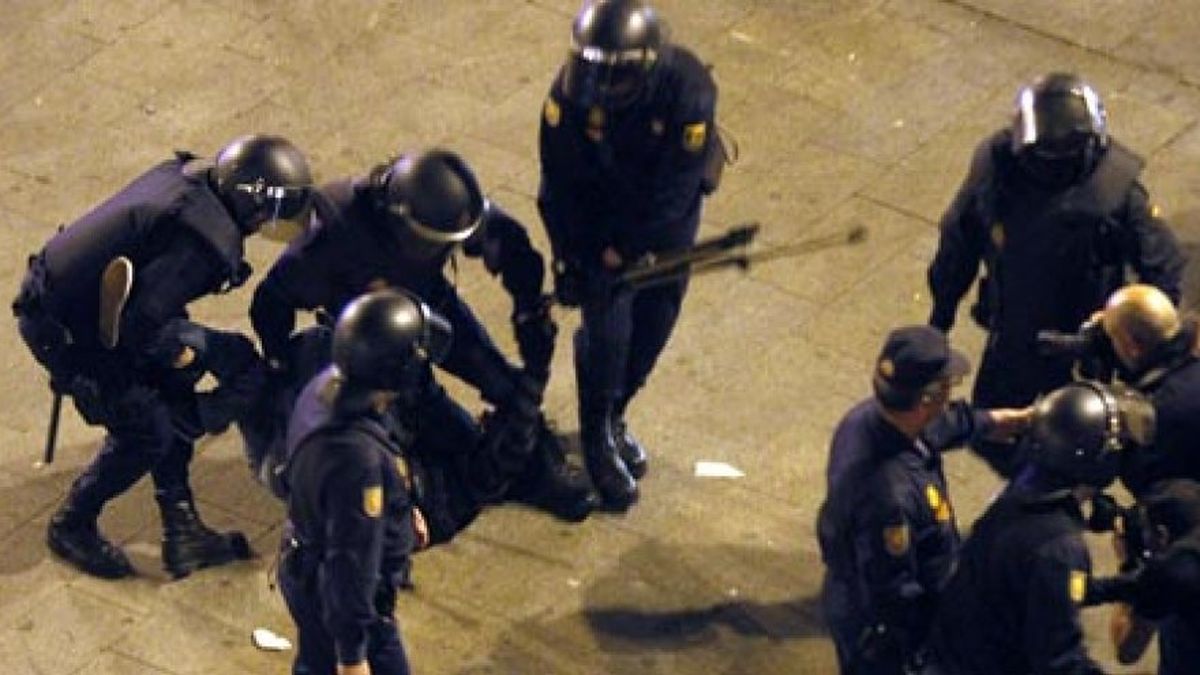 El desalojo de los 'indignados' de la Puerta del Sol se salda con tres heridos y ocho detenidos