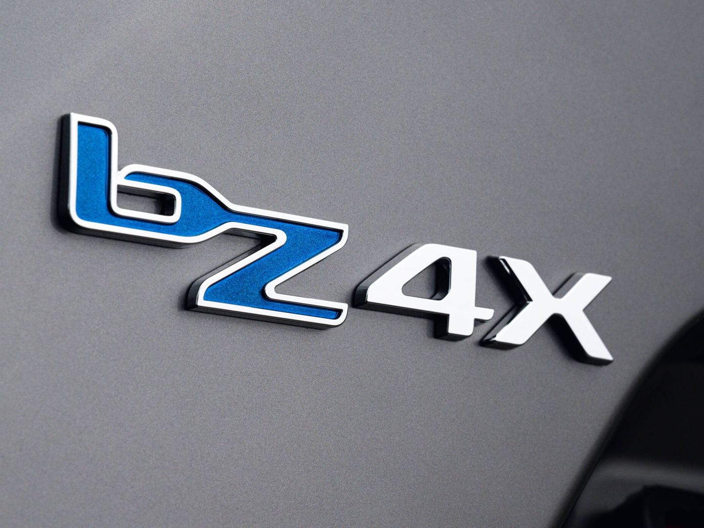 En realidad, 'bZ' es la submarca eléctrica de Toyota. El '4' es por tamaño y la 'X', por ser SUV.