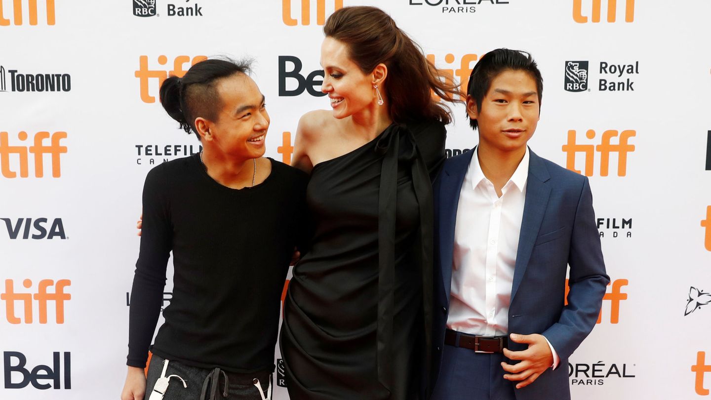 Angelina Jolie, con sus hijos Pax y Maddox. (Reuters)