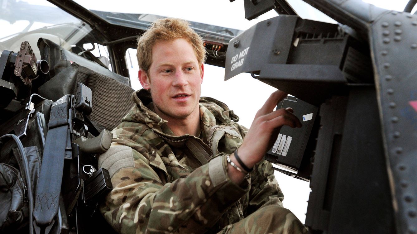 Foto: El príncipe Harry en una imagen de archivo en un helicóptero (Gtres)