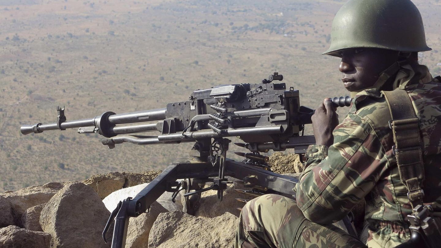 Un soldado camerunés en un puesto de observación en la montaña de Mandara, en la frontera con Nigeria, en febrero de 2015. (Reuters) 