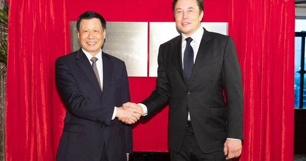 Foto: Elon Musk y Ying Yong, alcalde de Shanghái. (Reuters)
