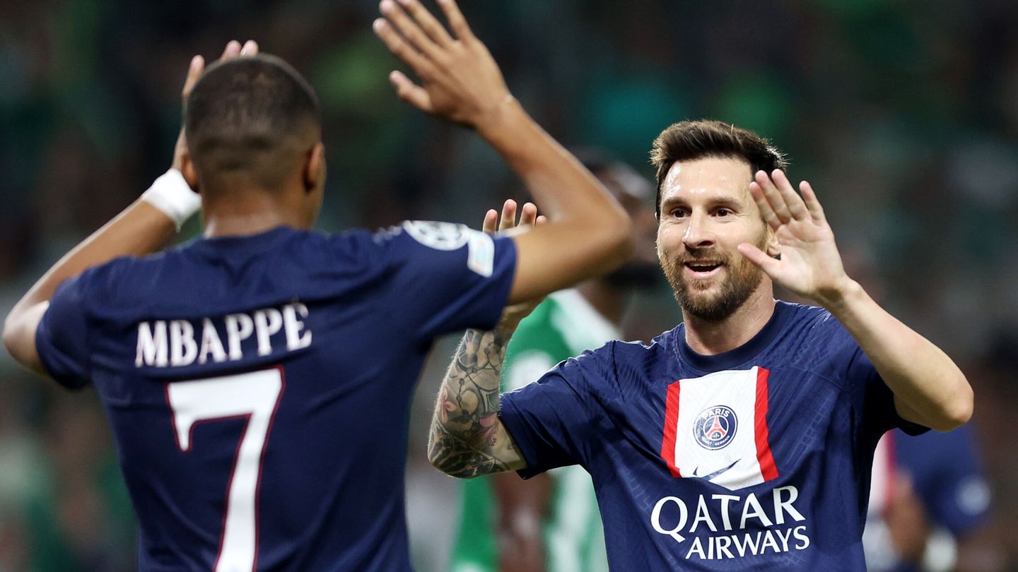 Mbappé y Messi celebran un gol con el PSG. (EPA/Abir Sultan) 
