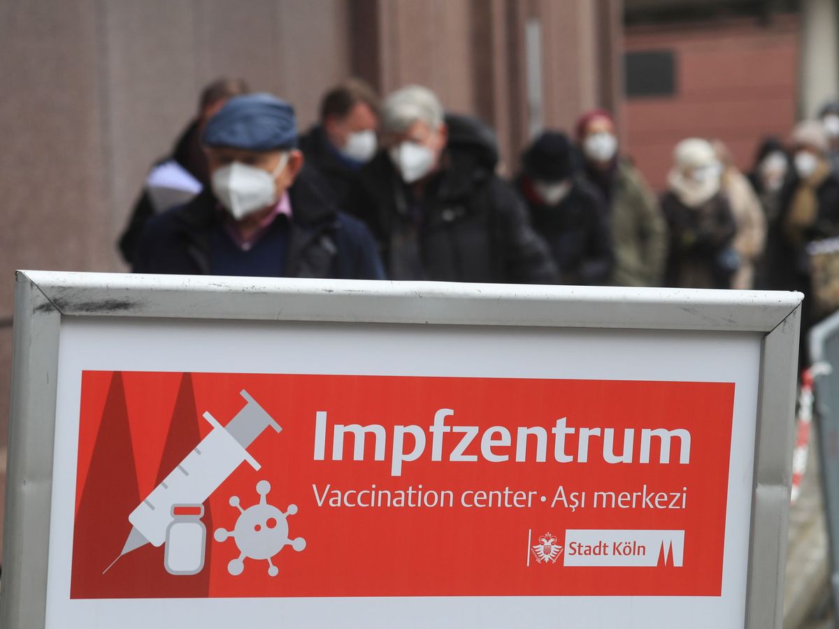 Foto: Una fila de personas espera en el exterior de un centro de vacunación para recibir una dosis de Pfizer-BioNTech en Colonia, Alemania. (Reuters) 