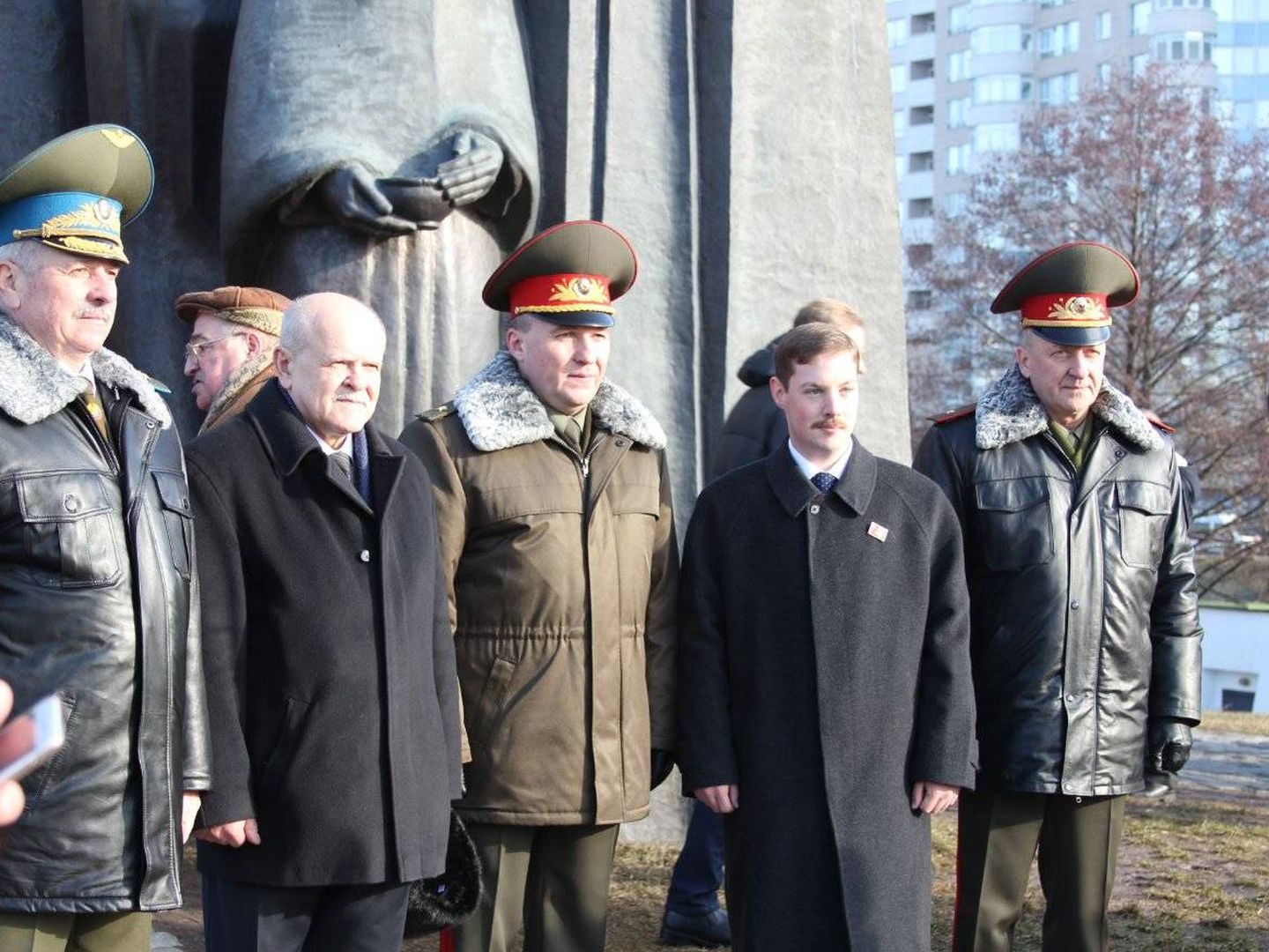 Albert Santin posa con cuadros del régimen bielorruso en Minsk.