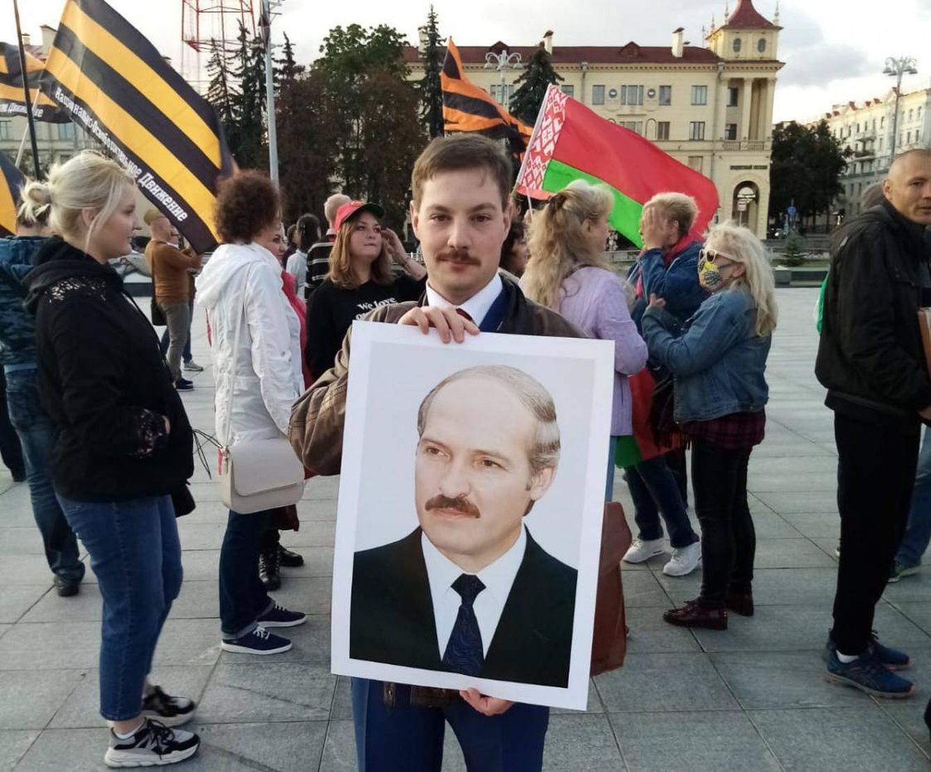 Albert Santin posa con una fotografía de Lukashenko.