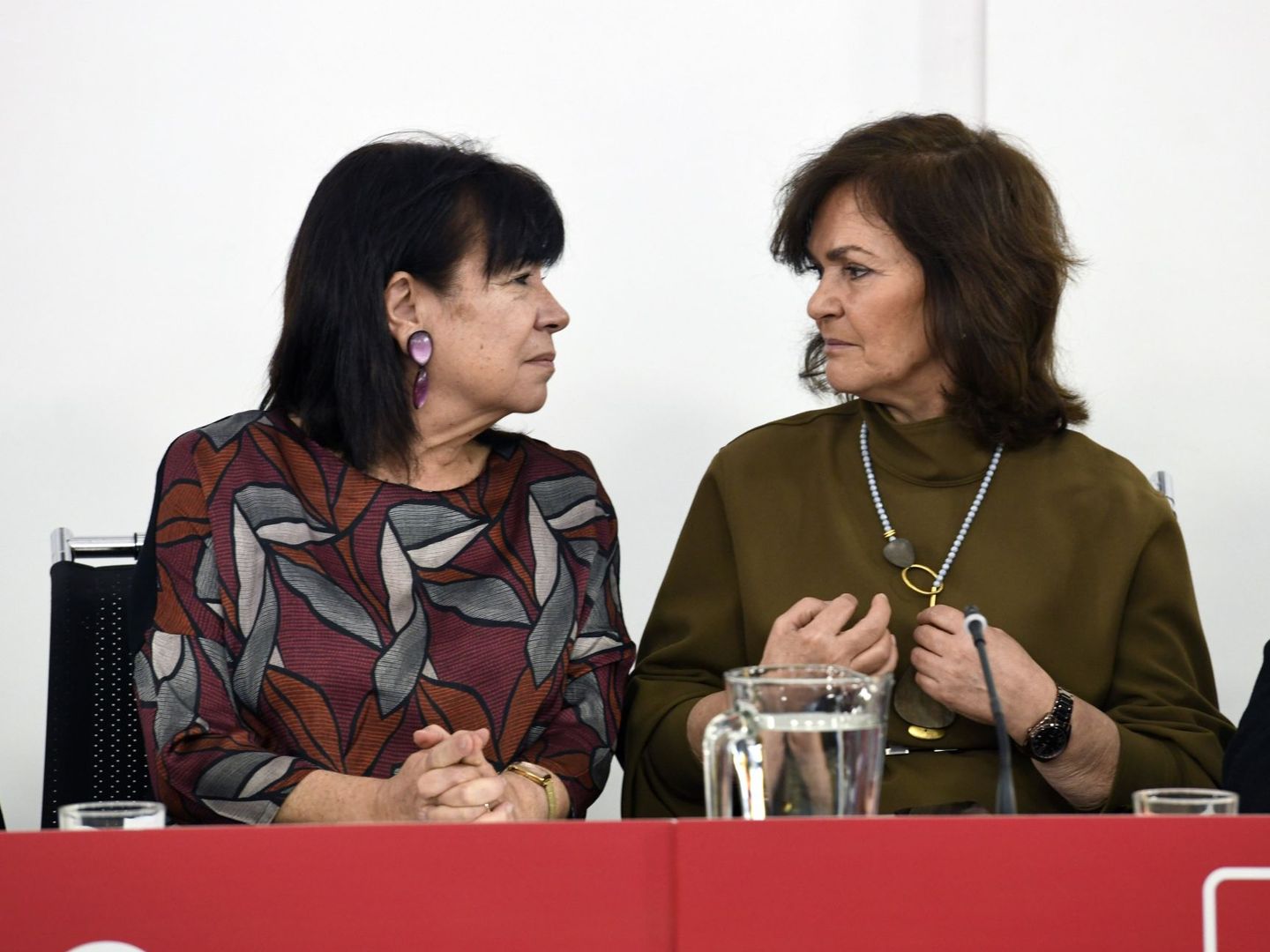 Cristina Narbona y Carmen Calvo conversan en Ferraz, el pasado 21 de enero. (EFE)