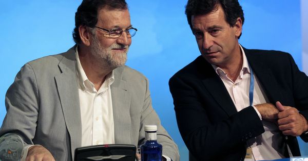 Foto: El presidente del Gobierno Mariano Rajoy (i), conversa con el presidente del PP balear, Biel Company (d). (EFE)
