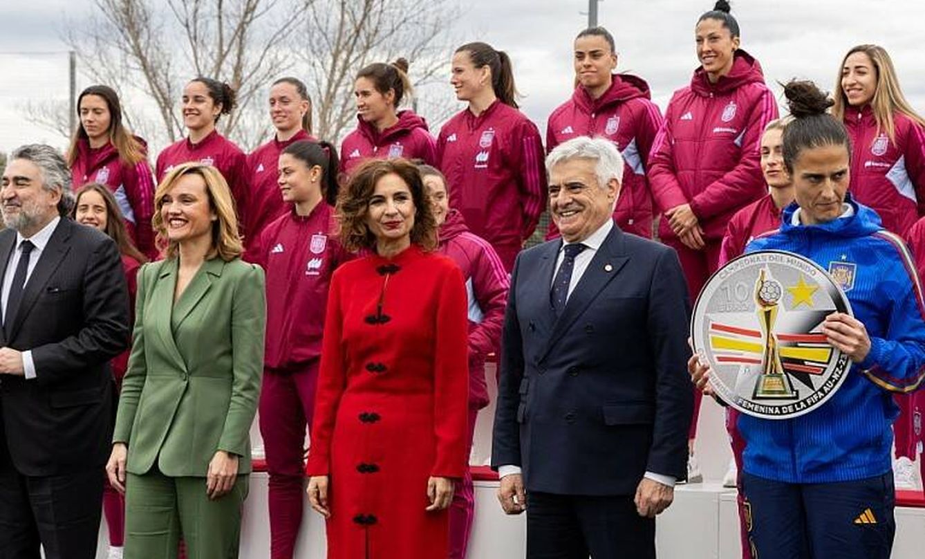 Uribes, Alegría, Montero, Rocha y Tomé, con la Selección femenina. (RFEF)