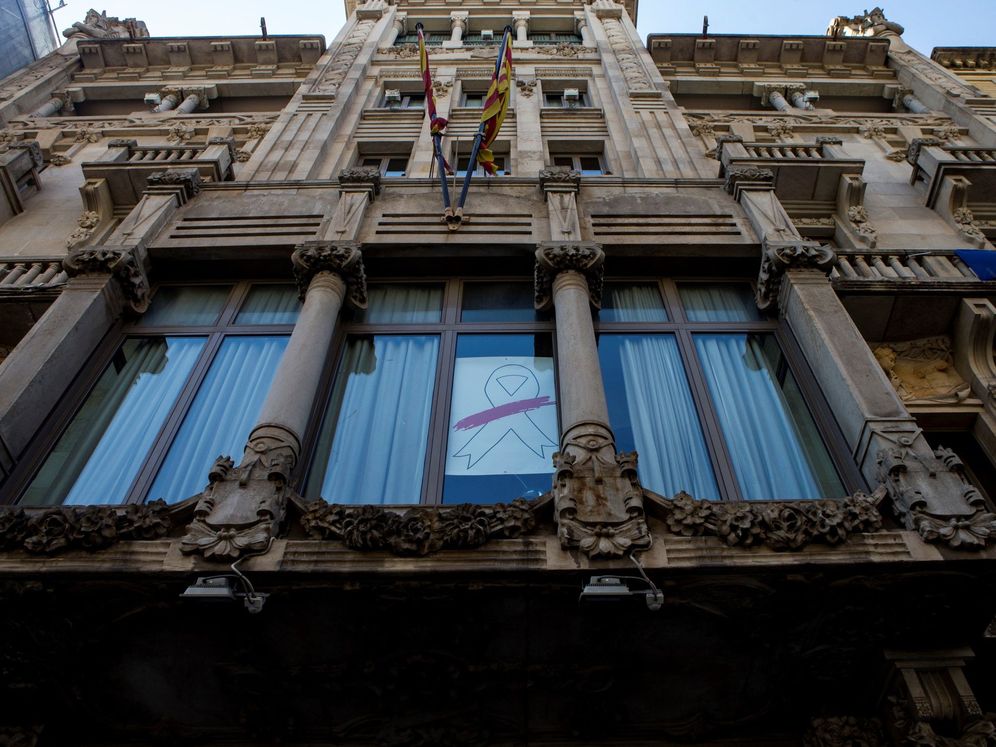 Foto: Un edificio de Barcelona, con el lazo amarillo en la fachada. (EFE)