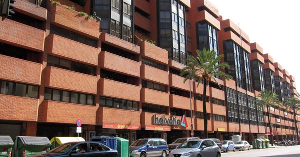 Foto: Edificio en Sevilla que Insur transformará en parte en un hotel. (F. Ruso)