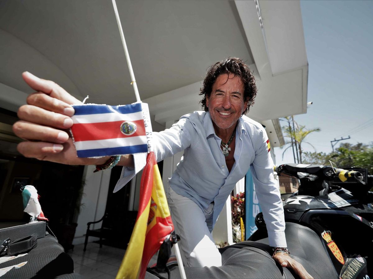 Foto: Álvaro de Marichalar, a su llegada a Costa Rica en medio de la vuelta al mundo. (EFE/Jeffrey Arguedas)