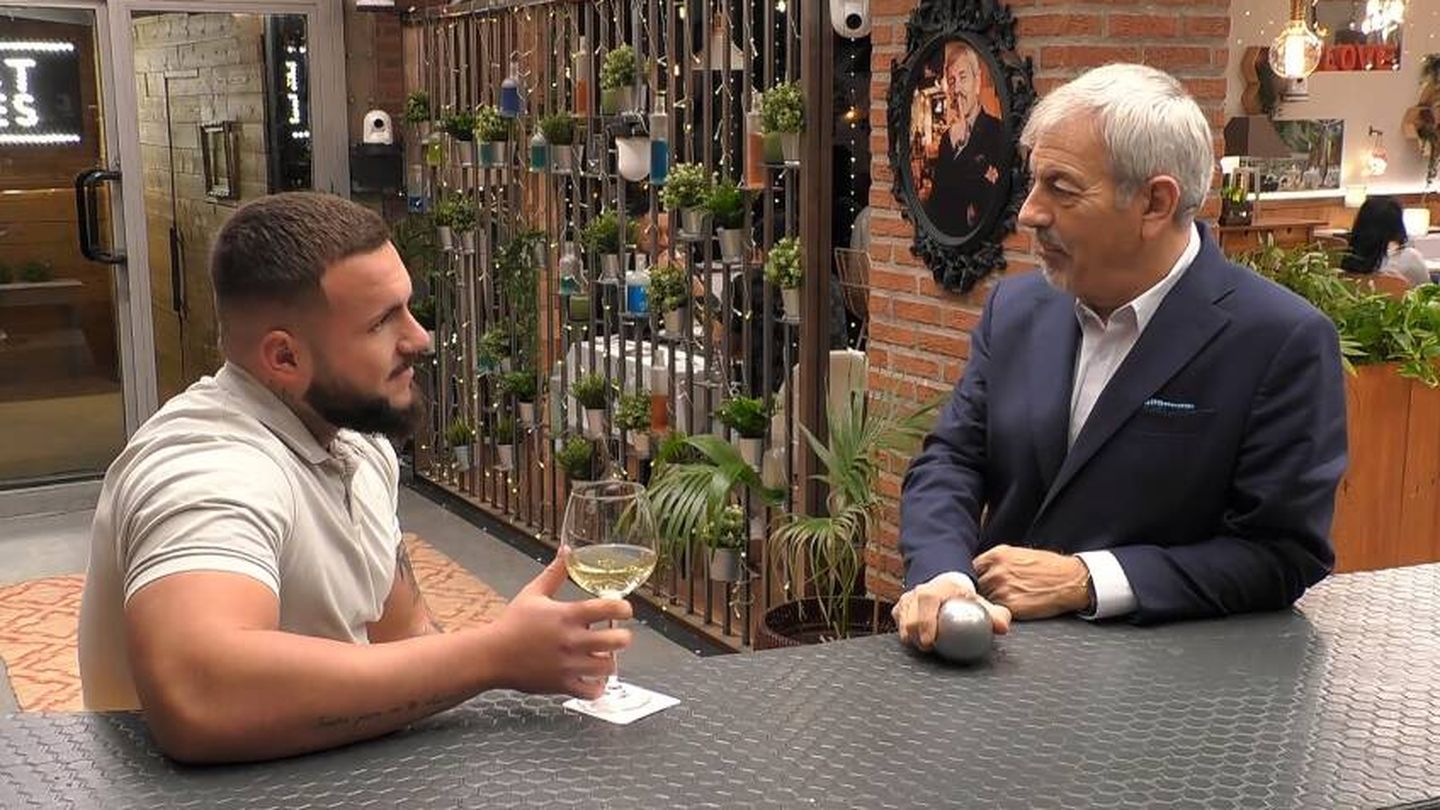 José Alfredo junto al presentador Carlos Sobera. (Mediaset)