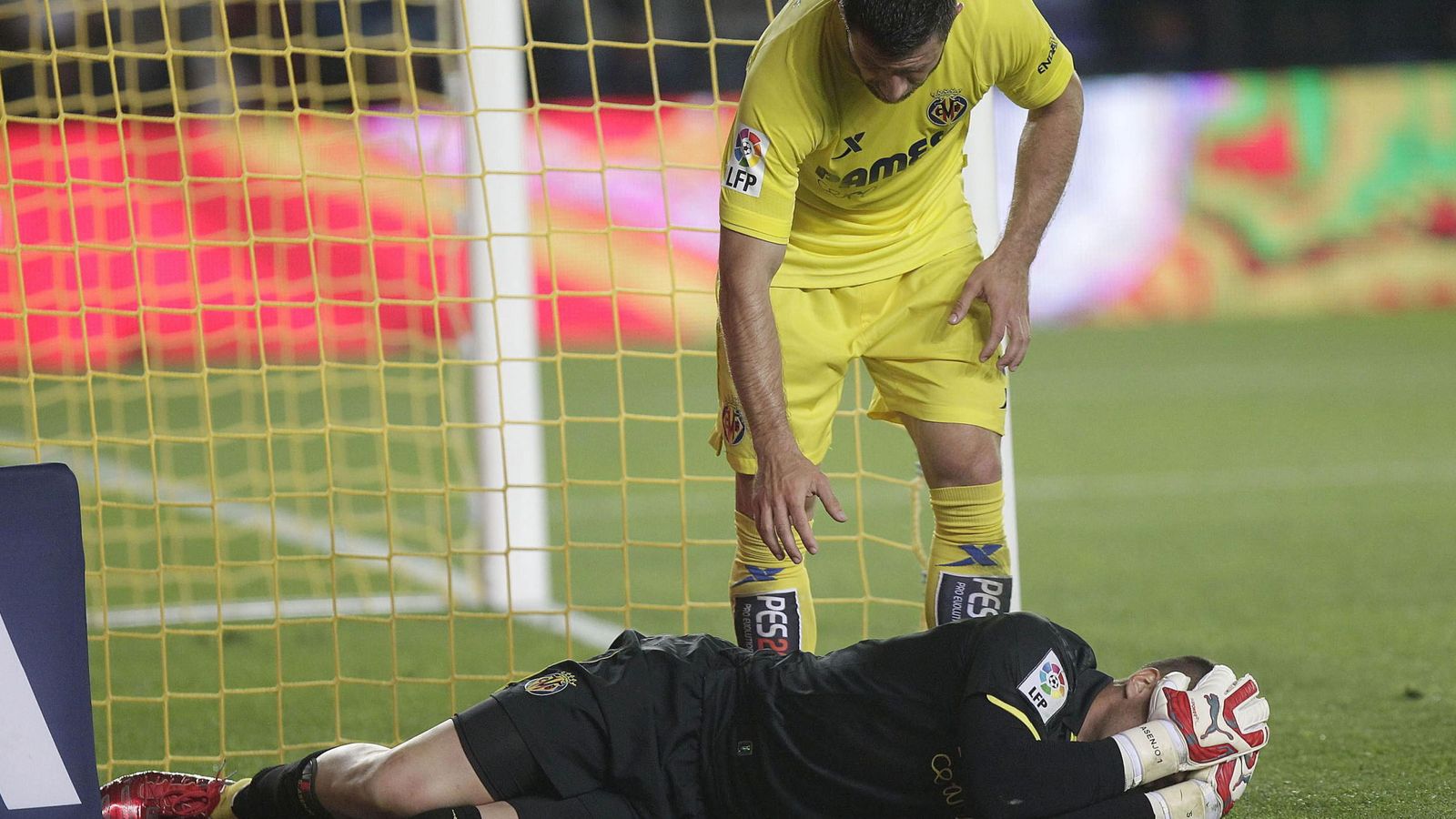 Foto: El portero del Villarreal cayó mal en una acción en la segunda parte (Efe)