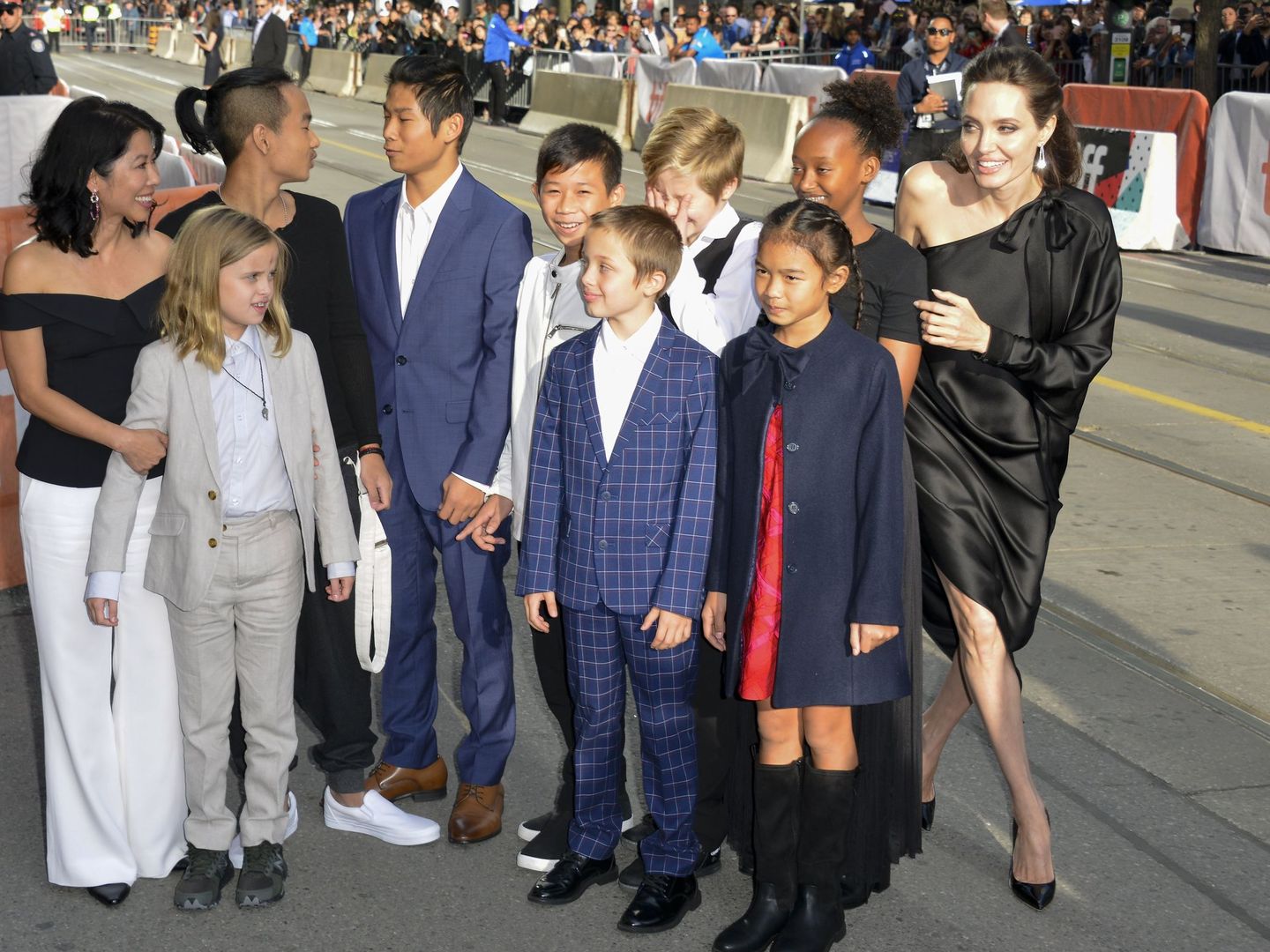 Angelina Jolie y sus seis hijos en un imagen de archivo. (EFE)