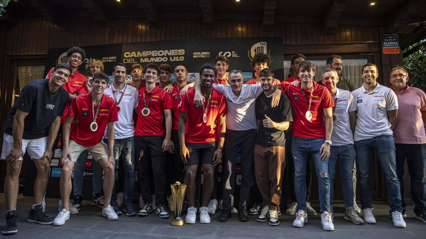 Los miembros del equipo de la selección masculina de baloncesto U19 tras ganar la Copa Mundial. (EFE)