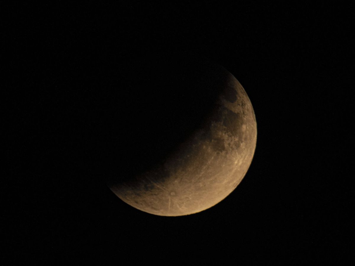 Foto: Eclipse lunar parcial de luna llena en julio de 2019 donde la tierra bloquea la luz del sol. (istock)