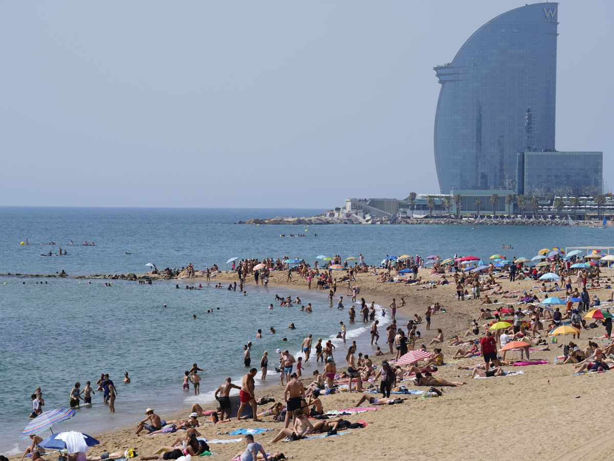 Foto: Imagen de la playa de la Barceloneta. (EFE/Alejandro García)