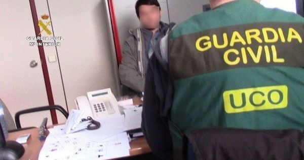Foto: Fotografía facilitada por la Guardia Civil de la detención, el pasado día 13 de enero en Barcelona, del 'hacker' ruso Stanislav Lisov. (EFE)