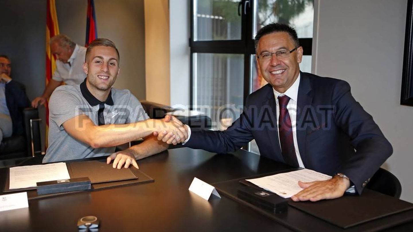 Deulofeu, junto a Bartomeu firmando el contrato que le une al Barcelona. (FCBarcelona.com)