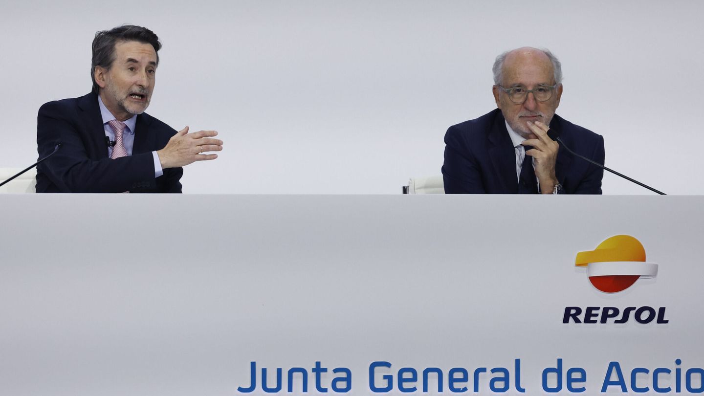 El presidente de Repsol, Antonio Brufau (d), y el CEO, Josu Jon Imaz. (EFE/Javier Lizon)