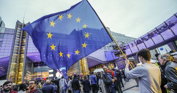 Foto: Un hombre con la bandera de la Unión Europea. (Reuters)
