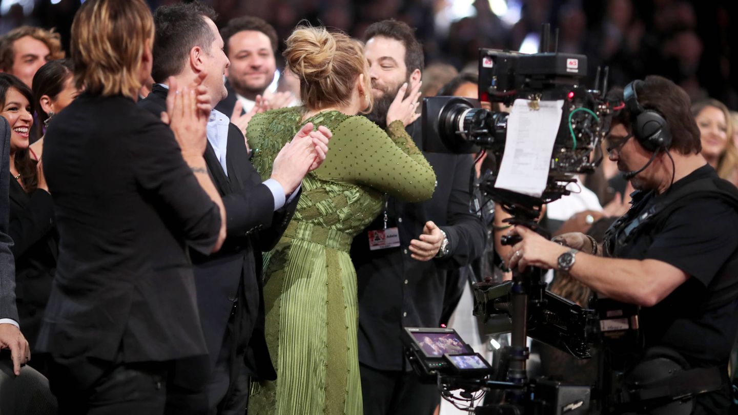  Adele besa a su exmarido durante los Grammy. (Getty)